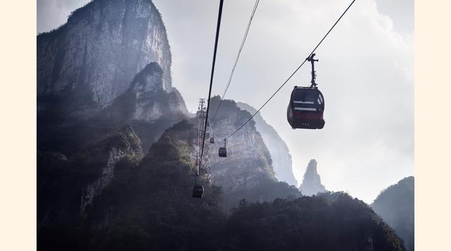 Teleférico de Tianmén (Zhangjiajie, China). Una de las formas más alucinantes de recorrer la espectacular montaña de Tianmén, conocida como "la puerta del cielo" es sobrevolando sus picos y valles en teleférico. Sus más de siete kilómetros, que 