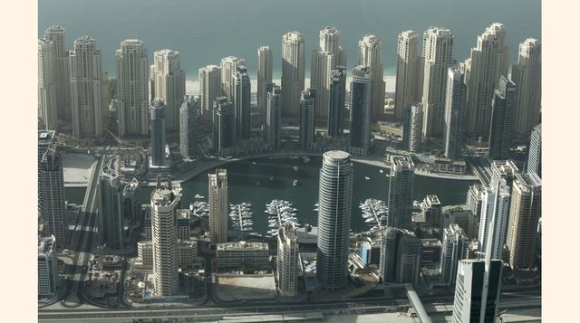 Para su construcción, cavaron una zanja en la tierra y la llenaron con agua del Golfo Pérsico. El canal artificial se extiende por 3.2 km.