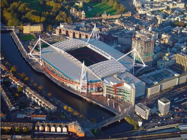 FOTO 3 | Millenium Stadium de Cardif. Tiene una estructura totalmente diferente a cualquier otra y fue diseñada por un equipo liderado por los arquitectos Bligh Lobb Sports Architecture. Se ubica en Gales, Reino Unido y tiene la capacidad para albergar a 74.500 espectadores. Inicialmente, fue creado para celebrar la Copa Mundial de Rugby en el año 1999 y, hoy en día, es un estadio multiusos.