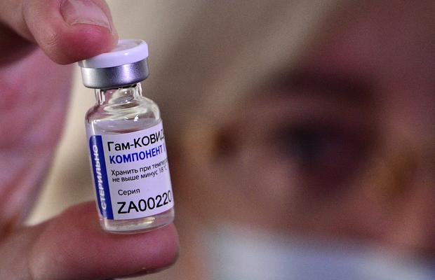 A health worker shows a vial containing the Russian coronavirus vaccine Sputnik V in the city of Vladivostok, Russia (Photo: Pavel KOROLYOV / AFP)