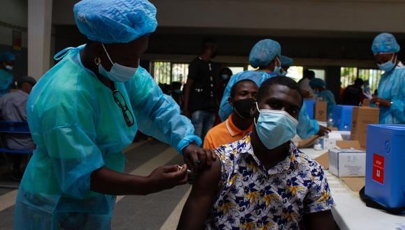Desde el 14 de febrero de 2020, cuando Egipto informó de la primera infección de coronavirus detectada en suelo africano, el continente ha registrado 242.000 muertos y cerca de 11 millones de casos de COVID-19. (Foto: Osvaldo Silva / AFP)
