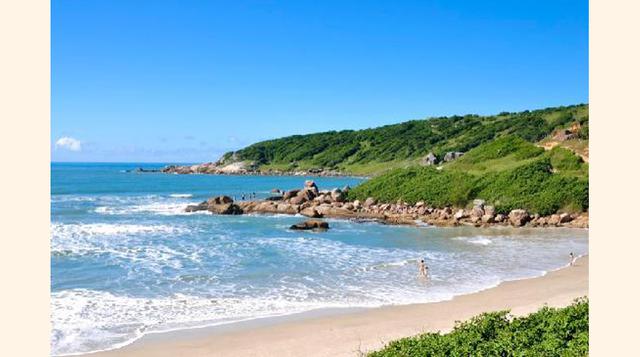 Florianópolis, Brasil. Florianópolis fue apodada por la revista brasilera semanal Veja como “el mejor lugar para vivir en Brasil”, así que es totalmente natural que los turistas quieran comprobarlo también. Y sí que lo hacen. Florianópolis es un destino f