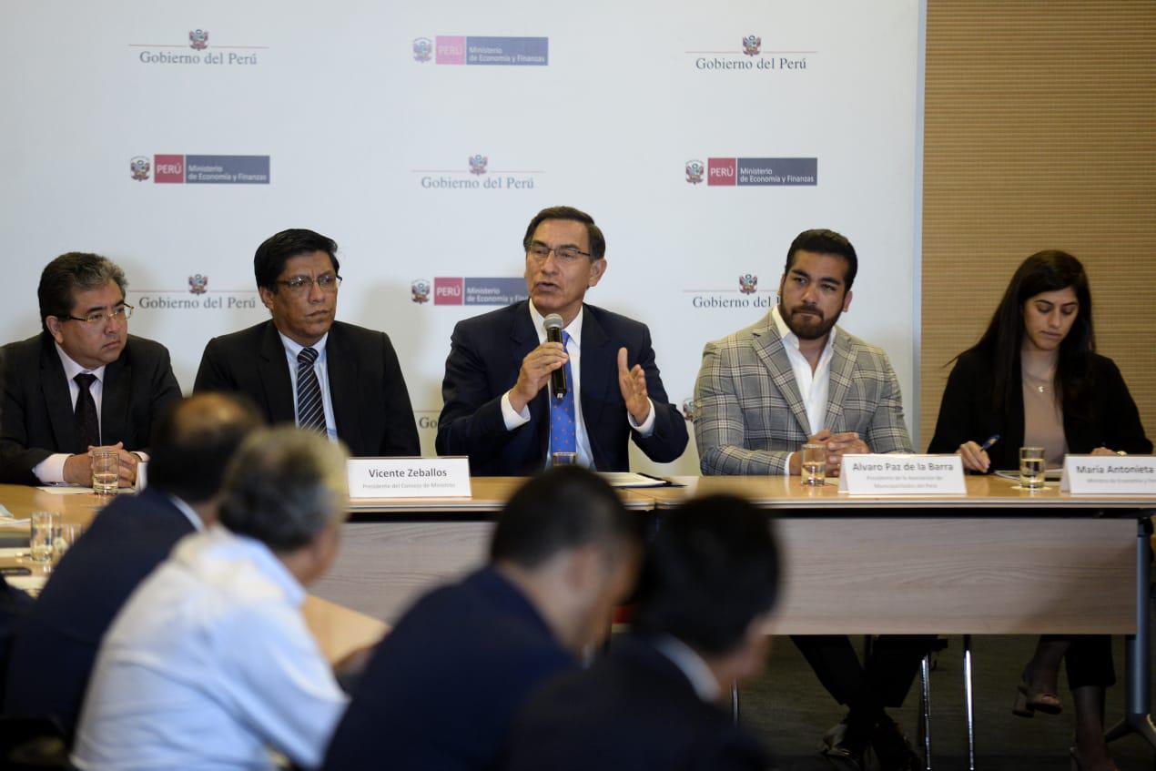 Martín Vizcarra diálogo con representantes de la AMPE. (Foto: Miguel Yovera)