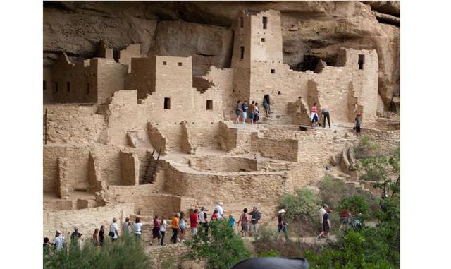 Mesa Verde. El altiplano de Mesa Verde alcanza más de 2 mil 600 metros de altura; el cual alberga una gran cantidad de viviendas de los indios Anasazi, construidas entre los siglos VI y XII. Se han localizado unos 4 mil 400 sitios, entre los que figuran a