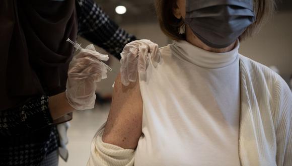 Un residente recibe una vacuna de refuerzo contra el COVID-19 en una clínica de vacunas dentro de la Iglesia Evangélica Luterana Trinity en Lansdale, Pensilvania, EE.UU., el martes 5 de abril de 2022.