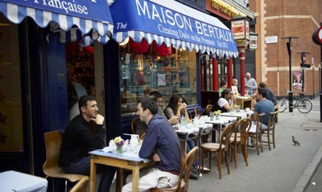 Maison Bertaux (Londres, Inglaterra). Situada en pleno Soho londinense, muy cerca del bullicio de Carnaby, encontramos Maison Bertaux, una deliciosa pastelería considerada la más antigua de Londres. La identificarás sin dificultad alguna por su fachada pi