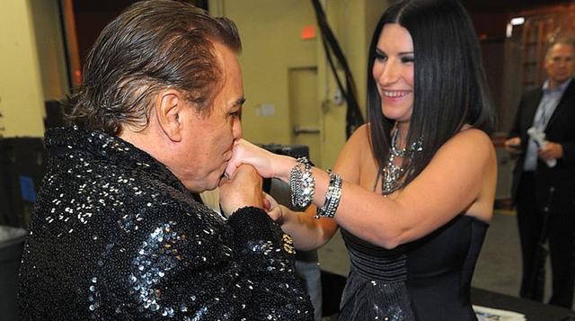 La cantante italiana Laura Pausini también grabó junto al artista mexicano. Juan Gabriel cantó una versión bastante sentimental de “Abrázame muy fuerte” con la Reina del pop italiano.
