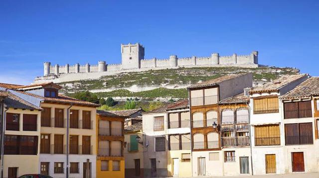 13. Peñafiel, Valladolid, Castilla y León, España. Tascas con sabor a cochinillo regadas con abundante Ribera de Duero se arremolinan a la sombra de un Castillo que comenzó a levantarse en el siglo IX. Una Plaza del Coso peculiar, una Torre del Reloj de l