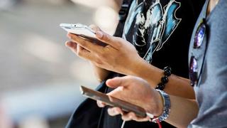 Padres se quejan de sus hijos adolescentes, pero ambos son igual de adictos a celulares