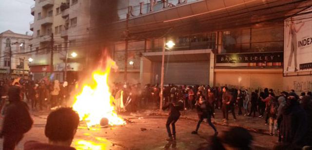 Las tiendas de Ripley también fueron saqueadas. Algunos manifestantes encendieron neumáticos en los exteriores. (Foto: Twitter @ReneSquellaSoto)