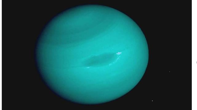 La gélida atmósfera de Urano. Urano tiene la atmósfera más fría del Sistema Solar, con una temperatura mínima de 224 grados. A simple vista parece una bola azul verdosa en la que no pasa gran cosa, pero vista con telescopios de infrarrojos la atmósfera de