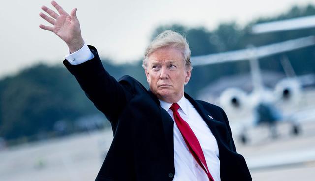 16 de mayo del 2019. Donald Trump firma una orden que pide a las empresas de Estados Unidos dejar de proveer servicios o bienes a algunas empresas del extranjero. (Foto: AFP)