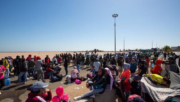 Migrantes llevan varados varios días en la frontera entre Chile y Perú, el 27 de abril de 2023, en la ciudad de Arica, Chile. (Foto de Patricio Banda / EFE)