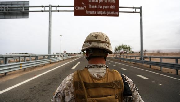 Soldados chilenos vigilan la frontera de Cachalluta con Perú, a unos 25 km al norte de Arica, Chile, el 21 de marzo de 2020. (Foto: PATRICIO BANDA / AFP)