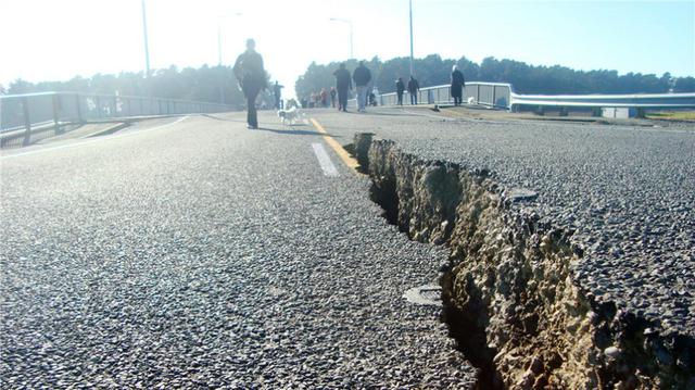 FOTO 3 |  9 de octubre de 1995: Un terremoto de magnitud 8,0 cerca de Manzanillo, en la costa central del Pacífico, mata al menos a 51 personas.