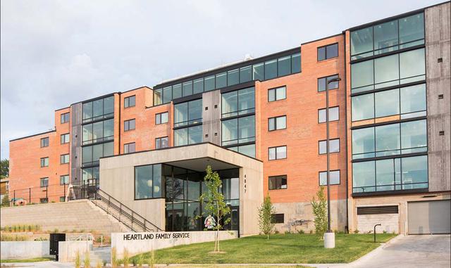 Heartland Family Works. Situada en Omaha, Nebraska, 'Heartland Family Works' ofrece alojamiento para familias con miembros con problemas por abuso de sustancias. Se trata de un programa de cuatro a seis meses de duración que permite mantener a l