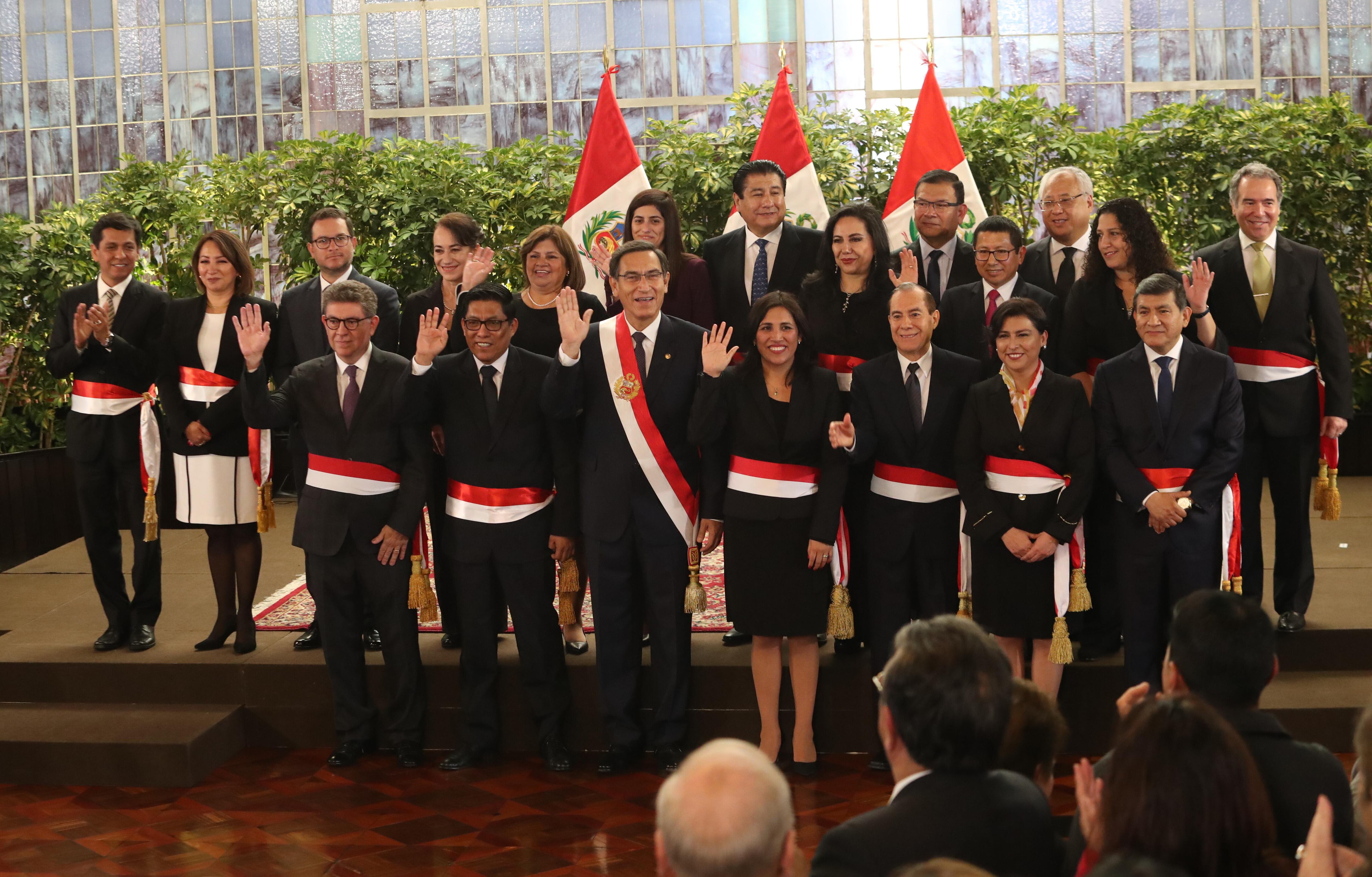 Riesgos. Vizcarra ha bloqueado una mina y ha demostrado ser un administrador mediocre. Ahora el riesgo es que la política dañe la economía, según The Economist.

CEREMONIA DE JURAMENTACION DEL NUEVO GABINETE MINISTERIAL DEL PREMIER VICENTE ZEBALLOS

FOTOS: ROLLY REYNA / GEC