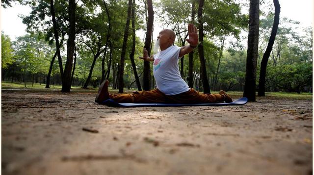 Otra de las imágenes entrenando en un parque de Pekín. (foto:reuters).(Kim Kyung-Hoon)