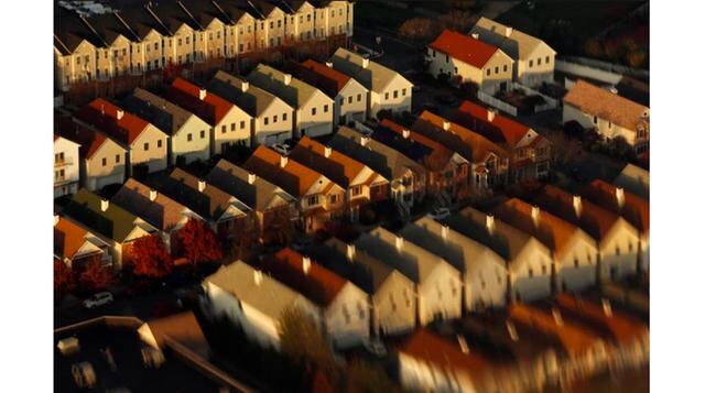 La luz del amanecer en Nueva York resplandece sobre un complejo de viviendas en Keamy, Nueva Jersey. (Foto: Reuters)