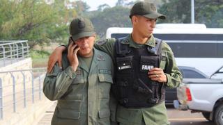 Militares venezolanos llegan hasta Brasil describiendo penurias e intimidación