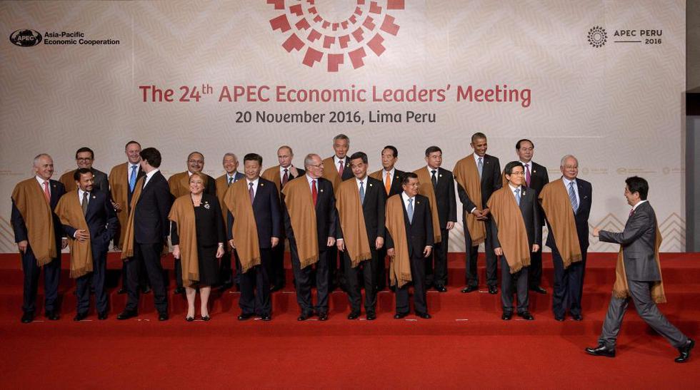 El primer ministro de Japón, Shinzo Abe, llega presuroso a la tradicional foto oficial en el último día de la Cumbre de Cooperación Económica Asia-Pacífico (APEC) en el Centro de Convenciones de Lima. (Foto: AFP)