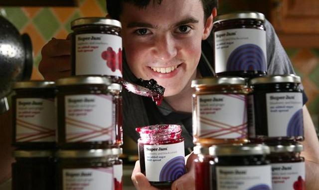FOTO 18 | 18. Fraser Doherty

A los 14, Fraser Doherty empezó a hacer mermeladas usando la receta de su abuela en Edimburgo, Escocia. A los 16 dejó la escuela para trabajar de tiempo completo en su negocio llamado SuperJam. Desde entonces ha fundado otras 2 compañías Evelope Coffee y Beer52.
