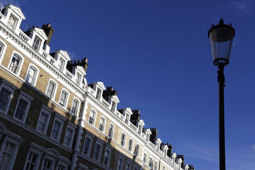 Los precios de las viviendas de lujo en las zonas más deseadas de Londres se mantuvieron estables el mes pasado, frenando una caída del 2.1% en un período de 12 meses, según un informe de la firma Knight Frank.