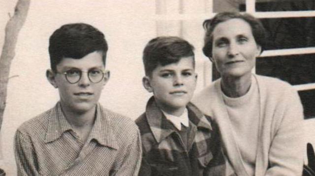 Pedro Pablo Kuczynski junto a su hermano Miguel y su madre, Madeleine Godard, en una foto sin fecha.