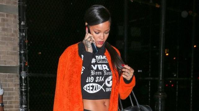 La cantante Rihanna en el centro Nueva York hablando con la reliquia que es un teléfono de tapa. (Foto: Santi/Splash News)