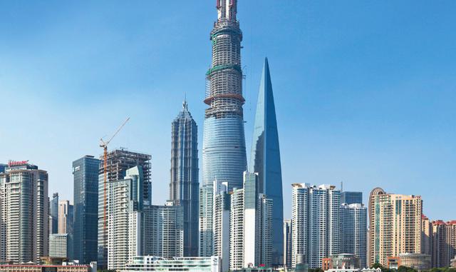 FOTO 1 | Se suponía que el rascacielos de 632 metros (2,073 pies) abriría a mediados del 2015. Pero su tamaño y complejidad causaron retrasos en la aprobación de las normas de seguridad contra incendios, en parte porque no existían códigos de construcción para algunas de sus características, a pesar del rápido ritmo de desarrollo de China y su esfuerzo por promover a Shanghái como un centro financiero global.