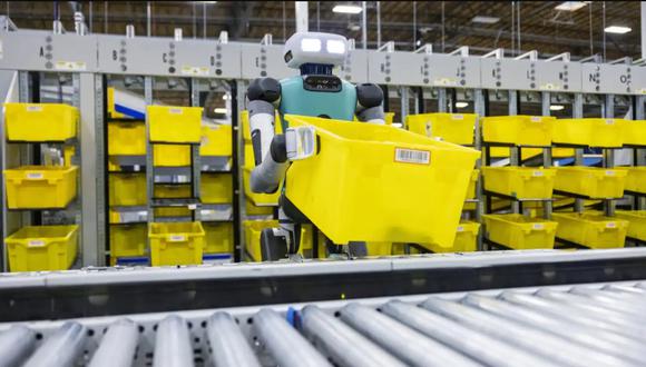 Amazon presenta robot capaz de levantar productos en sus almacenes. Foto: Euronews