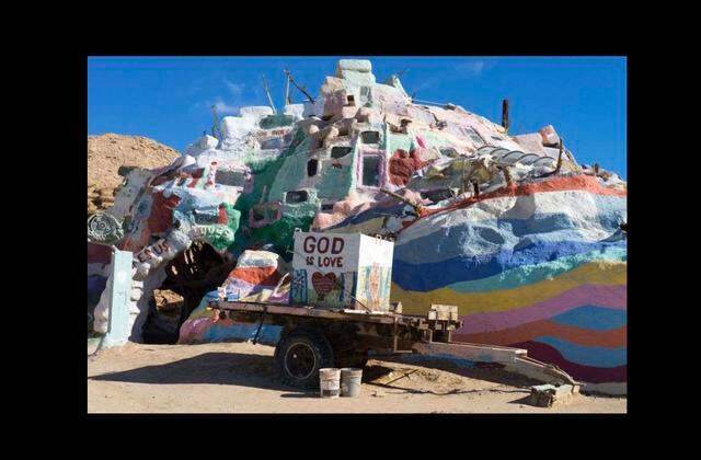 FOTO 9 | 9. Slab City, también conocida como The Slabs, es una comunidad situada en California. La mayoría de la población que reside en esta comunidad son veteranos de guerra, jubilados, hippies y vagabundos o simplemente gente que busca un lugar alternativo en donde vivir. El lugar no está controlado por las autoridades, cualquiera puede instalarse en el pueblo y pasar el tiempo que se quiera.