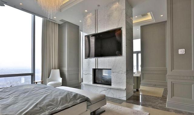 Si los compradores potenciales prefieren algo de privacidad, la casa tiene cuatro terrazas separadas en ambos extremos del espacio, que ocupan la última planta del edificio y cuentan con sus propias entradas de ascensor (y ascensor de servicio).