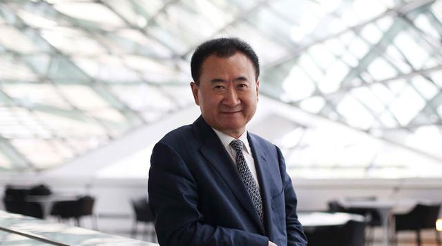 1. Wang Jianlin, US$ 28,700 millones. El magnate chino es líder de esta lista, y además se encuentra en el puesto 18 de los hombres más ricos, según Forbes. ¿Cómo así? Sencillo, su Dalian Wanda Group se volvió dueño de 20% del club Atlético de Madrid.