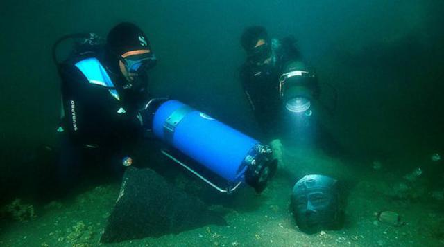 Este impresionante descubrimiento está transformando nuestro conocimiento sobre las profundas conexiones entre las civilizaciones antiguas de Grecia y Egipto. En esta instantánea, el camarógrafo submarino Roland Savoye captura el descubrimiento de una esc