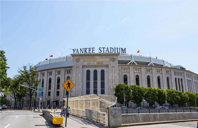 FOTO 17 | ESTADIO DE LOS YANKEES, NUEVA YORK: 2.6 MIL MILLONES DE DÓLARES.
El estadios de los Yankees sustituto ubicado en Nueva York costó 2.3 mil millones de dólares (£1.7 mil millones) para construirse en 2009, por lo que es el estadio más caro jamás construido. De manera polémica, una considerable suma de 1.2 mil millones de dólares (£863 millones) de dinero público ayudó a financiar el proyecto.