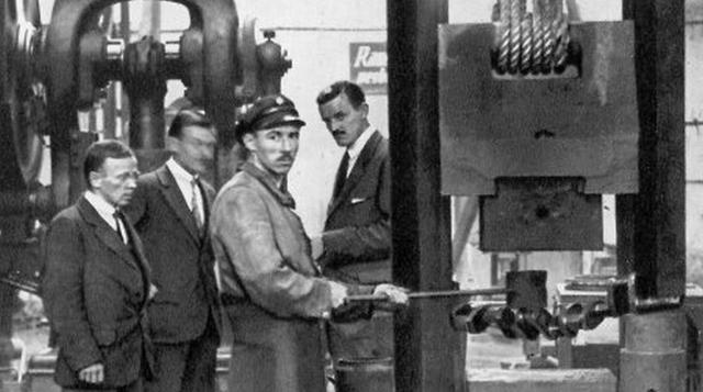 En 1959, los graves problemas financieros que arrastró durante toda la década llevaron a la empresa a estar al borde de ser absorbida por su rival, Daimler-Benz, pero un grupo de accionistas se rebela. (Foto: uniquecarsandparts.com)