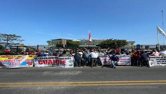 Trabajadores de minera Cuajone realizaron plantón frente al Ministerio de Energía y Minas.