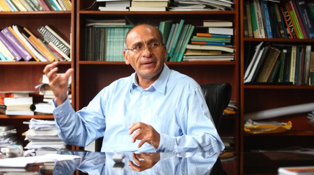 Waldo Mendoza. El economista de la PUCP se mantiene al día con reportes del BCR y del FMI. Si se aleja un poco de cifras de crecimiento y desaceleración, escoge una novela del peruano Daniel Alarcón.