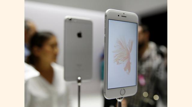 1. iPhone 6S. El iPhone 6S es el mejor teléfono de todos. Además del hardware hermoso, los propietarios de iPhone tienen la garantía de siempre obtener primero las mejores aplicaciones de desarrolladores independientes y fiables actualizaciones de softwar