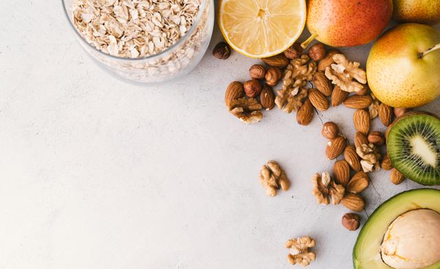 Buena alimentación es igual a  buena memorización
Más de una vez te habrá dicho que existen alimentos que puede ayudarte a tener un mejor rendimiento en un examen, pero ¿cuáles son? las verduras, la soja, los frutos secos y la levadura de cerveza puede provocar una mejora en tu capacidad de memorizar los conocimientos.  
 Además, no podés olvidarte de prepararte un desayuno a base de frutas y vegetales, que a su vez tenga un alimento con un poco de azúcar. Concurrir a la evaluación con el estómago vacío es muy poco recomendable. (Foto: Freepik)