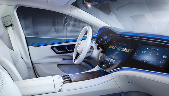 El EQS, que cuenta con un panel digital opcional que se extiende por todo el tablero, será el primer Mercedes construido en una plataforma dedicada para automóviles que funcionan con baterías.