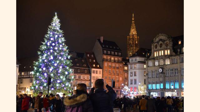 Estrasburgo, Francia. Tiendas y árboles decorados con motivos navideños en un mercado navideño, el 25 de noviembre.