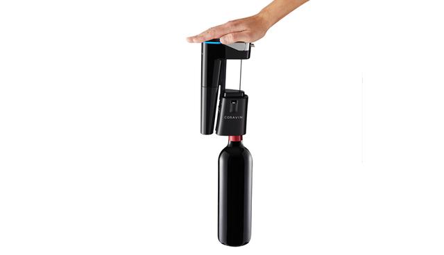 FOTO 16 | Coravin Model Eleven. Un regalo que hará las delicias de los amantes del vino más gourmets. El Coravin Model eleven (999 euros) es el un sistema de preservación de vino conectado a una app con servidor automático. Esto permite insertar la aguja a través del corcho y que el vino comience a fluir, de modo que el vino que no se beba en ese momento preservará sus condiciones. A través de la aplicación se pueden ver estadísticas del sistema, optimizar el uso del gas y tener acceso a sugerencias sobre cómo combinar vino y comida, vino y películas, vino y música.