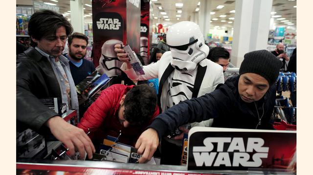 Disney ha puesto en marcha el maratónico lanzamiento de juguetes y otros artículos de &quot;El despertar de la Fuerza&quot;, la primera entrega de una nueva trilogía de la saga de &quot;Star Wars&quot;. (Foto: Reuters)
