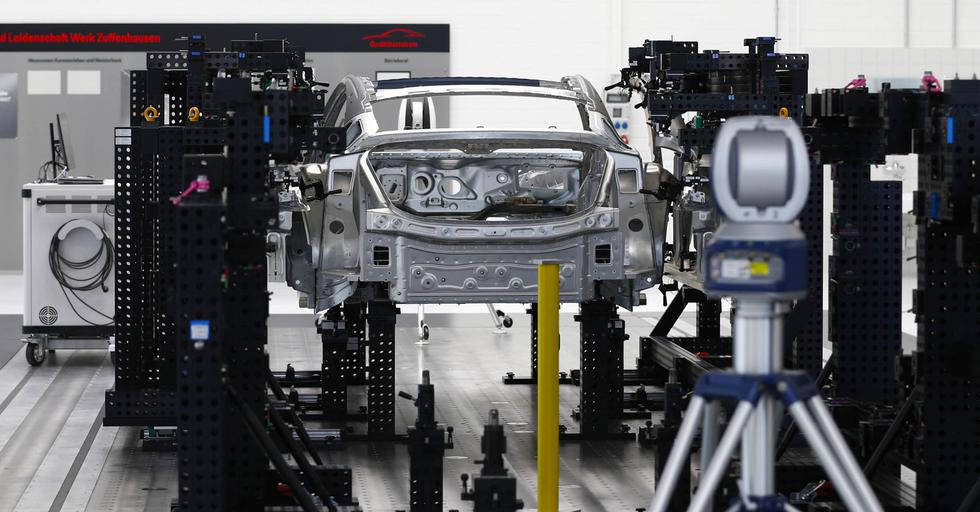 FOTO 8 | El escáner
La carcasa de un Taycan en pleno escaneo de calidad asistido por computadora. Más de 35.000 toneladas de acero fueron utilizadas para construir la nueva fábrica, suficiente para construir 140,000 cupés Porsche 911. El Taycan pesa 5,100 libras, menos que el próximo Audi e-Tron, pero un poco más que el Tesla Model S.Fotógrafo: Michaela Handrek-Rehle / Bloomberg