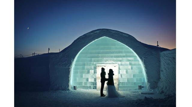 Bajo las luces boreales de la Laponia sueca. ¿Recuerda el Hotel de Hielo? ¿Ese esculpido completamente de hielo? Resulta que su equipo es impresionantemente adepto a preparar una escena romántica. Ahí, dijo Kozolchyk, puede arrendar un trineo de renos par