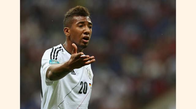 Jérôme Boateng es conocido por recibir a muchos inmigrantes y por tener un ligero aire aristocrático. (Foto: thewhistle.com)