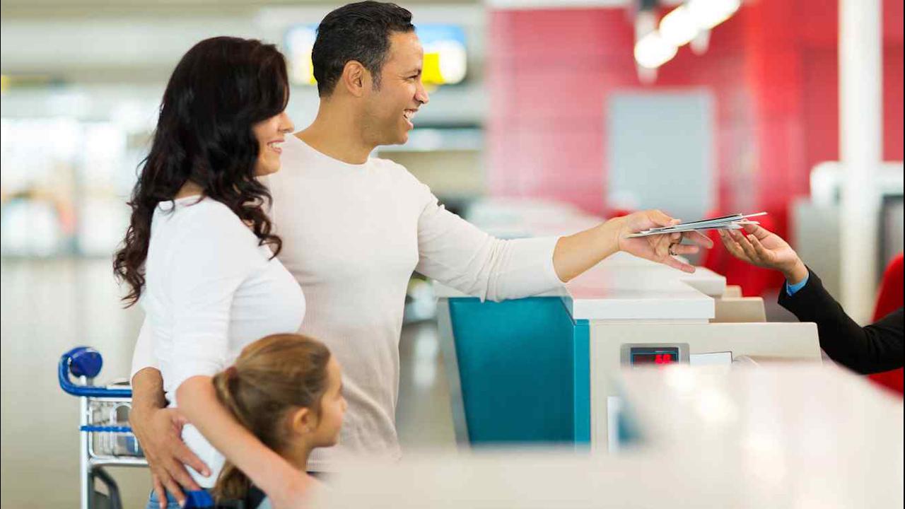 ¿Puedo transferir los boletos o postergar el viaje ante una emergencia en año nuevo?