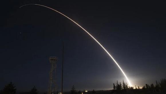 Lanzamiento de un misil balístico intercontinental Minuteman III durante una prueba operativa desde la Base Vanderberg de la Fuerza Aérea en California, Estados Unidos. 25 de febrero, 2016. (Foto: REUTERS/Ian Dudley/U.S. Air Force photo/Handout via Reuters)